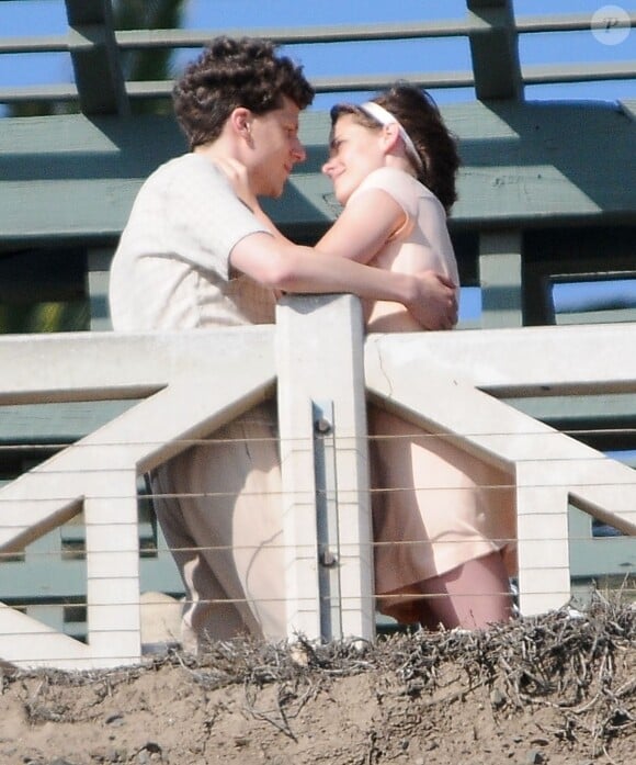 Kristen Stewart et Jesse Eisenberg s'embrassent sur le tournage du nouveau film de Woody Allen à Santa Monica, le 24 août 2015.