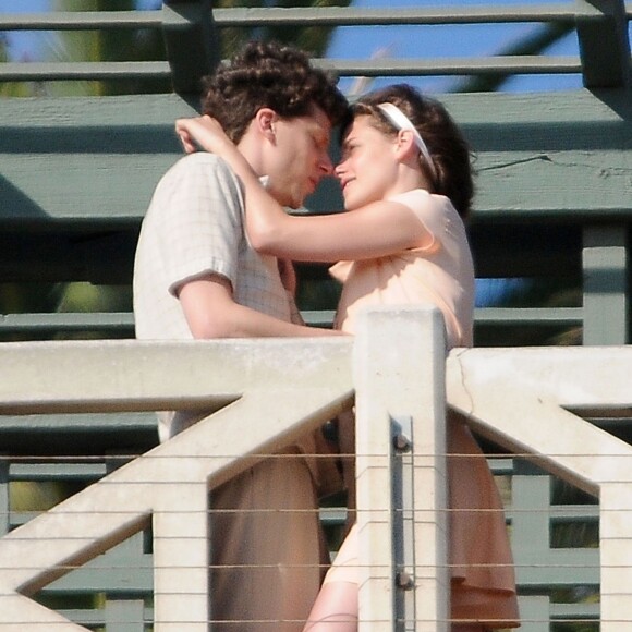 Kristen Stewart et Jesse Eisenberg s'embrassent sur le tournage du nouveau film de Woody Allen à Santa Monica, le 24 août 2015.