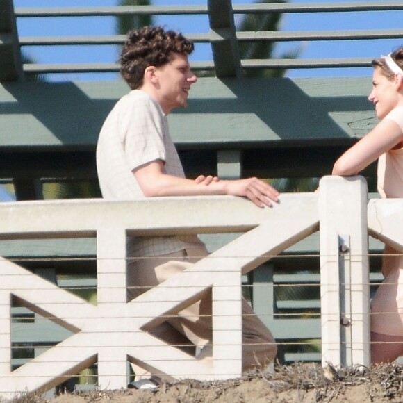 Kristen Stewart et Jesse Eisenberg s'embrassent sur le tournage du nouveau film de Woody Allen à Santa Monica, le 24 août 2015.