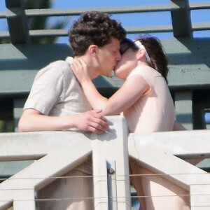 Kristen Stewart et Jesse Eisenberg s'embrassent sur le tournage du nouveau film de Woody Allen à Santa Monica, le 24 août 2015.
