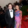 Robert Pattinson et FKA twigs au Met Gala 2015 à New York. Le 4 mai 2015.