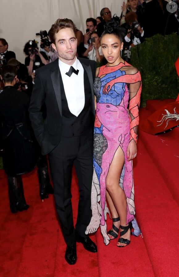 Robert Pattinson et FKA twigs au Met Gala 2015 à New York. Le 4 mai 2015.