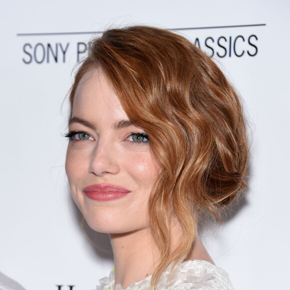 Emma Stone choisit un rose nude qui va parfaitement aux belles rousses comme elle