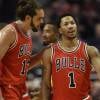 Derrick Rose des Chicago Bulls, ici avec Joakim Noah en février 2015, fait en août 2015 l'objet d'une plainte pour un viol en réunion qui aurait eu lieu en août 2013.