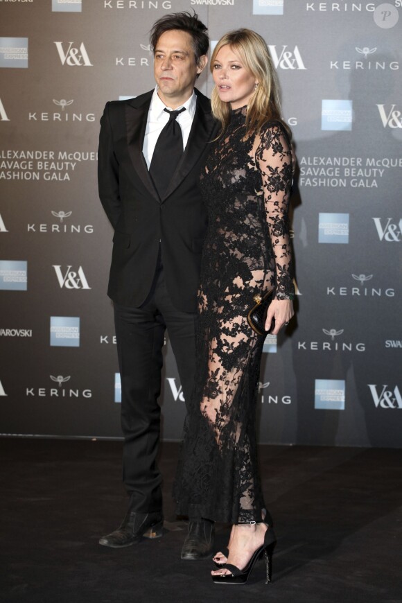 Jamie Hince et sa femme Kate Moss - Photocall du gala "Alexander McQueen : Savage Beauty" au Victoria and Albert Museum à Londres, le 12 mars 2015.
