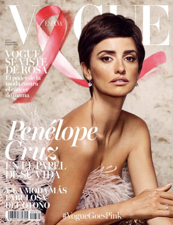 Penélope Cruz en couverture de l'édition espagnole de Vogue - septembre 2015. Elle affiche une coupe courte qui lui va à ravir... mais c'est une perruque.
