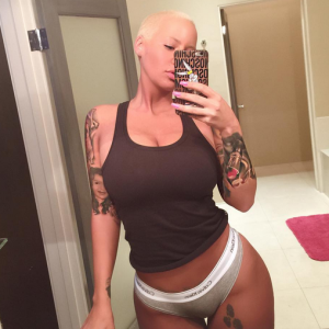 Selfie sexy d'Amber Rose, à peine levée de son lit. Photo publiée le 11 août 2015.