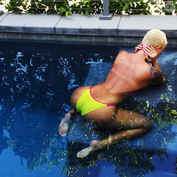 Amber Rose, topless dans sa piscine, révèle ses marques de bronzage. Photo publiée le 29 mai 2015.