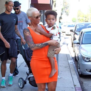 Amber Rose et son fils Sebastian à West Hollywood, le 29 juillet 2015.
