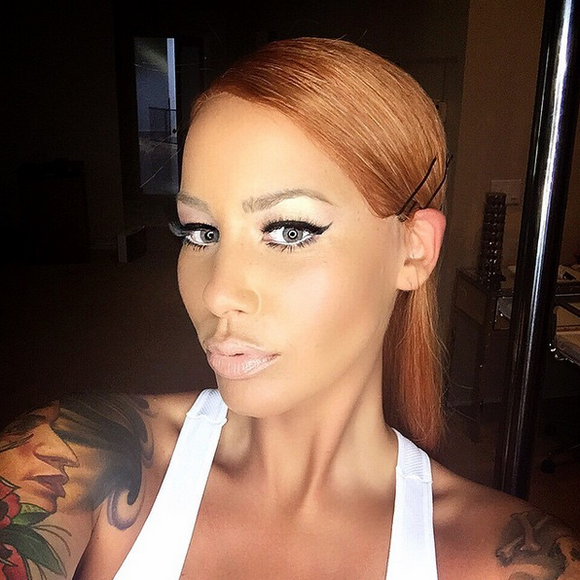 Lentilles de couleur et cheveux longs et roux pour une Amber Rose transformée ! Photo publiée le 17 avril 2015.