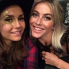 Julianne Hough et Nina Dobrev en direction du concert de Taylor Swift, on distingue la bague de fiançailles de Julianne / photo postée sur Instagram au mois d'août 2015.