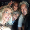 Julianne Hough laisse deviner sa bague de fiançailles tandis qu'elle se rend au concert de Taylor Swift avec ses copines / photo postée sur Instagram au mois d'août 2015.