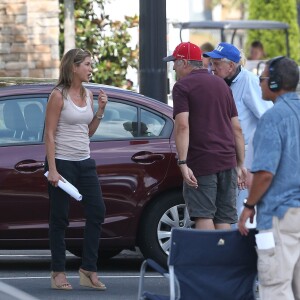 Jennifer Aniston sur le tournage de son prochain film "Mother's Day" avec son co-star Jason Sudeikis à Atlanta le 27 août 2015, après ses vacances avec son mari et des amis à Bora Bora.