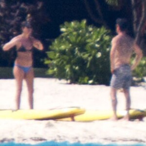 Exclusif - Les jeunes mariés Jennifer Aniston et Justin Theroux passent leur lune de miel à Bora Bora. Le couple a commencé ses vacances par une séance de yoga entre amis dont Jason Bateman et de paddle en amoureux. Le 11 aout 2015.