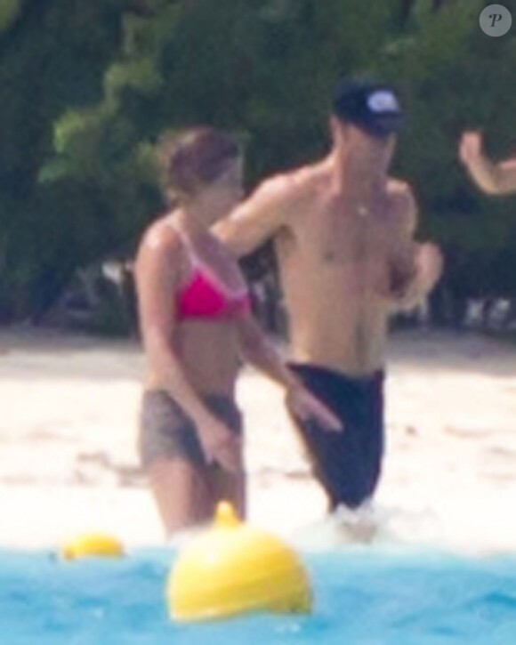 Exclusif - Les jeunes mariés Jennifer Aniston et Justin Theroux passent leur lune de miel à Bora Bora. Le couple a commencé ses vacances par une séance de yoga entre amis dont Jason Bateman et de paddle en amoureux. Le 11 aout 2015.