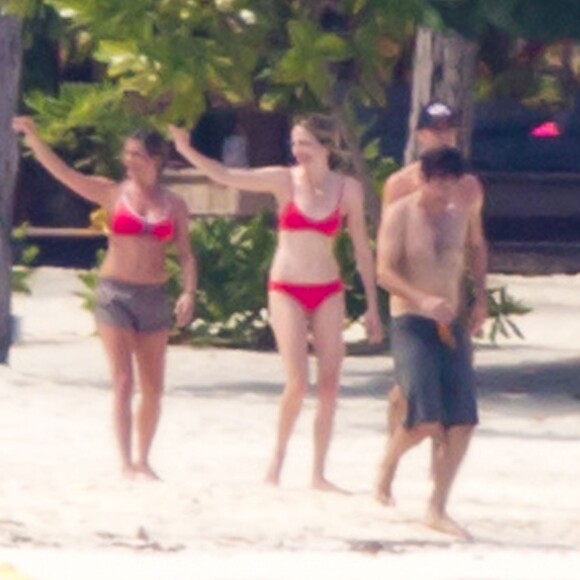 Exclusif - Les jeunes mariés Jennifer Aniston et Justin Theroux passent leur lune de miel à Bora Bora. Le couple a commencé ses vacances par une séance de yoga entre amis dont Jason Bateman et de paddle en amoureux. Le 11 aout 2015.