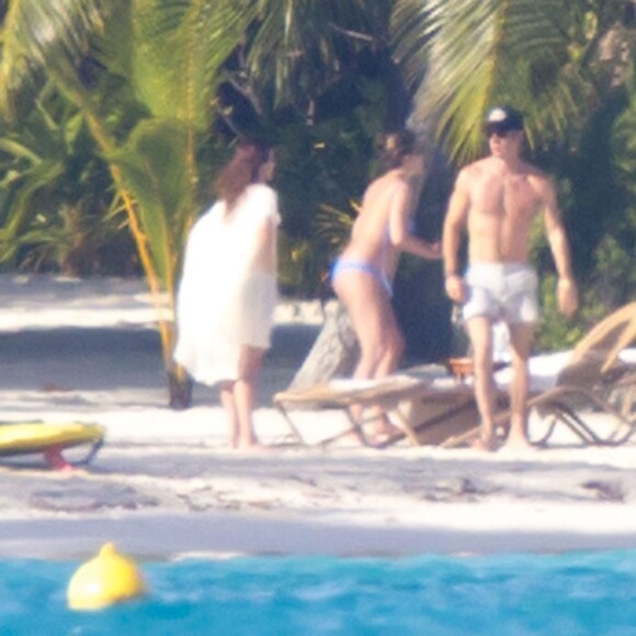 Exclusif - Les jeunes mariés Jennifer Aniston et Justin Theroux passent leur lune de miel à Bora Bora. Le couple a commencé ses vacances par une séance de yoga entre amis dont Jason Bateman et de paddle en amoureux. Le 11 aout 2015.