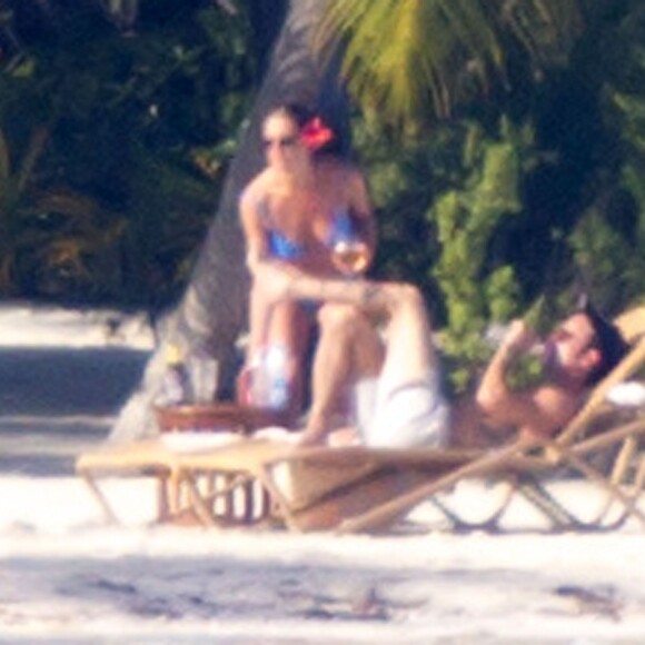 Exclusif - Les jeunes mariés Jennifer Aniston et Justin Theroux passent leur lune de miel à Bora Bora. Le couple a commencé ses vacances par une séance de yoga entre amis dont Jason Bateman et de paddle en amoureux. Le 11 aout 2015.