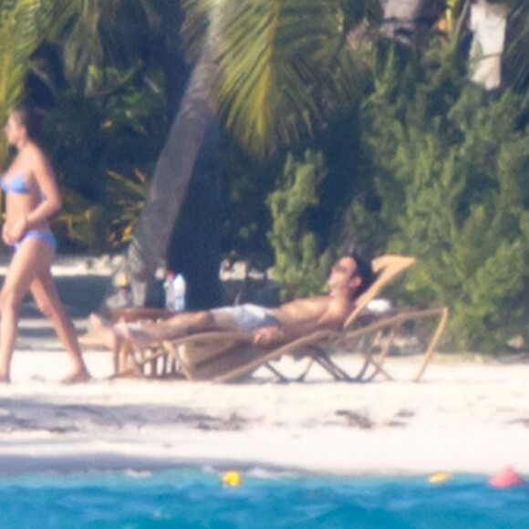 Exclusif - Les jeunes mariés Jennifer Aniston et Justin Theroux passent leur lune de miel à Bora Bora. Le couple a commencé ses vacances par une séance de yoga entre amis dont Jason Bateman et de paddle en amoureux. Le 11 aout 2015.