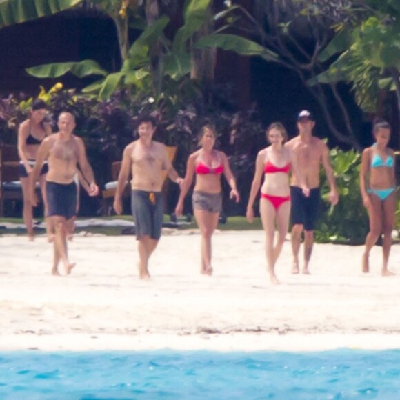 Exclusif - Les jeunes mariés Jennifer Aniston et Justin Theroux passent leur lune de miel à Bora Bora. Le couple a commencé ses vacances par une séance de yoga entre amis dont Jason Bateman et de paddle en amoureux. Le 11 aout 2015.