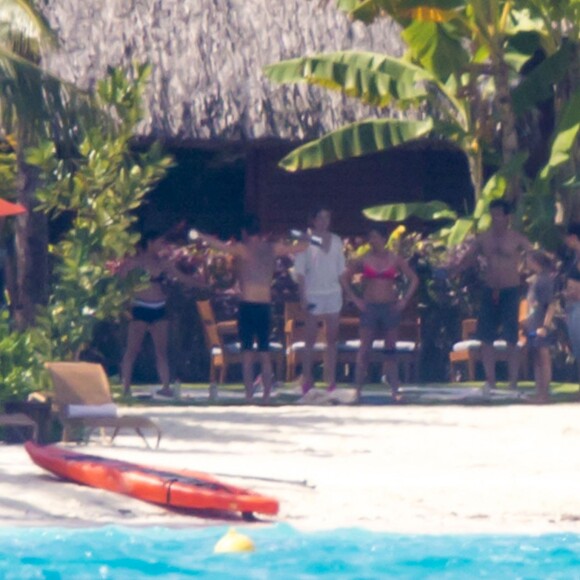 Exclusif - Les jeunes mariés Jennifer Aniston et Justin Theroux passent leur lune de miel à Bora Bora. Le couple a commencé ses vacances par une séance de yoga entre amis dont Jason Bateman et de paddle en amoureux. Le 11 aout 2015.