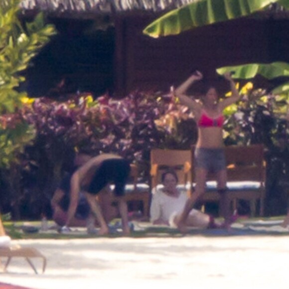 Exclusif - Les jeunes mariés Jennifer Aniston et Justin Theroux passent leur lune de miel à Bora Bora. Le couple a commencé ses vacances par une séance de yoga entre amis dont Jason Bateman et de paddle en amoureux. Le 11 aout 2015.