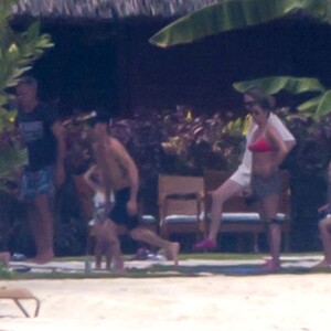 Exclusif - Les jeunes mariés Jennifer Aniston et Justin Theroux passent leur lune de miel à Bora Bora. Le couple a commencé ses vacances par une séance de yoga entre amis dont Jason Bateman et de paddle en amoureux. Le 11 aout 2015.