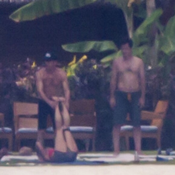 Exclusif - Les jeunes mariés Jennifer Aniston et Justin Theroux passent leur lune de miel à Bora Bora. Le couple a commencé ses vacances par une séance de yoga entre amis dont Jason Bateman et de paddle en amoureux. Le 11 aout 2015.