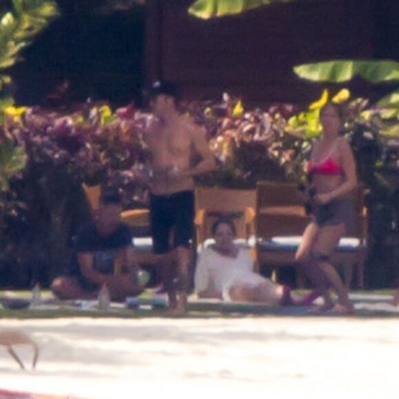 Exclusif - Les jeunes mariés Jennifer Aniston et Justin Theroux passent leur lune de miel à Bora Bora. Le couple a commencé ses vacances par une séance de yoga entre amis dont Jason Bateman et de paddle en amoureux. Le 11 aout 2015.