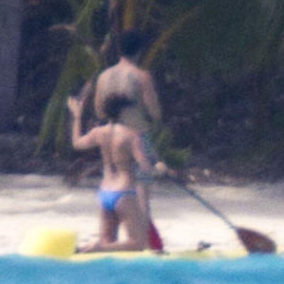 Exclusif - Les jeunes mariés Jennifer Aniston et Justin Theroux passent leur lune de miel à Bora Bora. Le couple a commencé ses vacances par une séance de yoga entre amis dont Jason Bateman et de paddle en amoureux. Le 11 aout 2015.