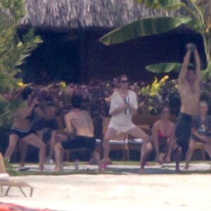 Exclusif - Les jeunes mariés Jennifer Aniston et Justin Theroux passent leur lune de miel à Bora Bora. Le couple a commencé ses vacances par une séance de yoga entre amis dont Jason Bateman et de paddle en amoureux. Le 11 aout 2015.