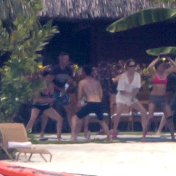 Exclusif - Les jeunes mariés Jennifer Aniston et Justin Theroux passent leur lune de miel à Bora Bora. Le couple a commencé ses vacances par une séance de yoga entre amis dont Jason Bateman et de paddle en amoureux. Le 11 aout 2015.
