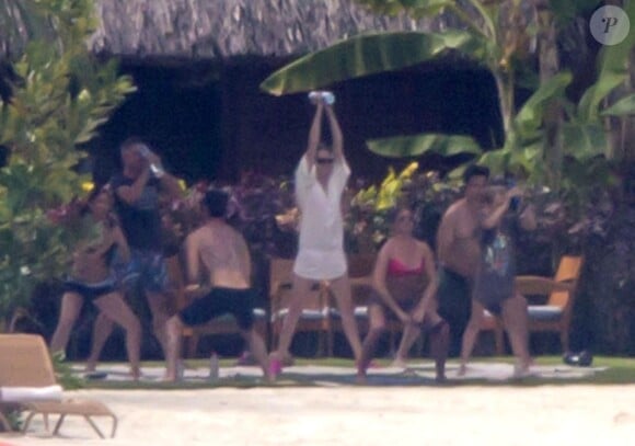 Exclusif - Les jeunes mariés Jennifer Aniston et Justin Theroux passent leur lune de miel à Bora Bora. Le couple a commencé ses vacances par une séance de yoga entre amis dont Jason Bateman et de paddle en amoureux. Le 11 aout 2015.