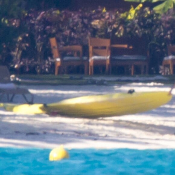 Exclusif - Les jeunes mariés Jennifer Aniston et Justin Theroux passent leur lune de miel à Bora Bora. Le couple a commencé ses vacances par une séance de yoga entre amis dont Jason Bateman et de paddle en amoureux. Le 11 aout 2015.