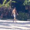 Exclusif - Les jeunes mariés Jennifer Aniston et Justin Theroux passent leur lune de miel à Bora Bora. Le couple a commencé ses vacances par une séance de yoga entre amis dont Jason Bateman et de paddle en amoureux. Le 11 aout 2015.