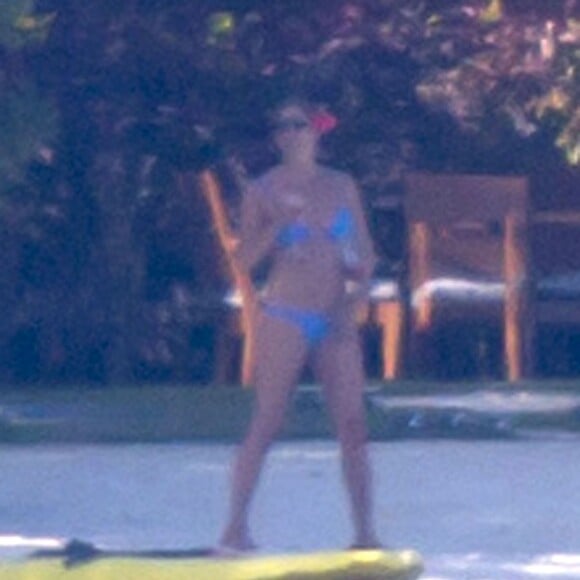 Exclusif - Les jeunes mariés Jennifer Aniston et Justin Theroux passent leur lune de miel à Bora Bora. Le couple a commencé ses vacances par une séance de yoga entre amis dont Jason Bateman et de paddle en amoureux. Le 11 aout 2015.