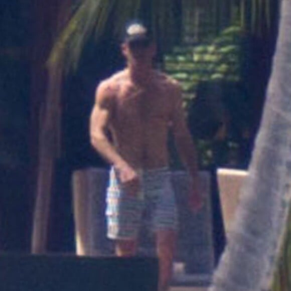 Exclusif - Les jeunes mariés Jennifer Aniston et Justin Theroux passent leur lune de miel à Bora Bora. Le couple a commencé ses vacances par une séance de yoga entre amis dont Jason Bateman et de paddle en amoureux. Le 11 aout 2015.