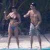 Exclusif - Les jeunes mariés Jennifer Aniston et Justin Theroux passent leur lune de miel à Bora Bora. Le couple a commencé ses vacances par une séance de yoga entre amis dont Jason Bateman et de paddle en amoureux. Le 11 aout 2015.