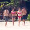 Exclusif - Les jeunes mariés Jennifer Aniston et Justin Theroux passent leur lune de miel à Bora Bora. Le couple a commencé ses vacances par une séance de yoga entre amis dont Jason Bateman et de paddle en amoureux. Le 11 aout 2015.