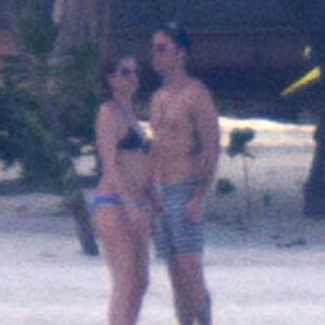 Exclusif - Les jeunes mariés Jennifer Aniston et Justin Theroux passent leur lune de miel à Bora Bora. Le couple a commencé ses vacances par une séance de yoga entre amis dont Jason Bateman et de paddle en amoureux. Le 11 aout 2015.