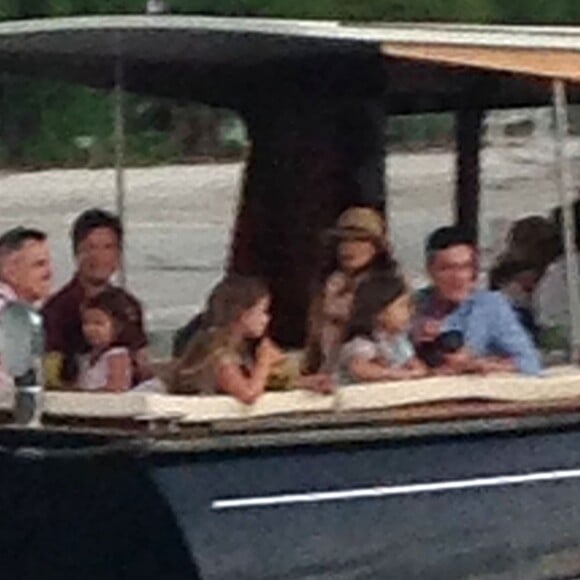Jason Bateman, Courteney Cox, Jennifer Aniston et Justin Theroux arrivent à Bora Bora, le 7 août 2015.