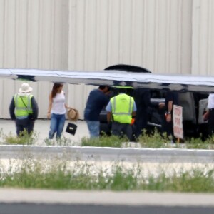 Jennifer Aniston et Justin Theroux, récemment mariés, montent à bord d'un jet privé avec Jason Bateman, sa femme Amanda Anka, Courteney Cox, sa fille Coco et probablement son fiancé Johnny McDaid, le 6 août 2015. Jennifer et Justin vont passer leur lune de miel en Polynésie Française. © CPA / BESTIMAGE06/08/2015 - Los Angeles