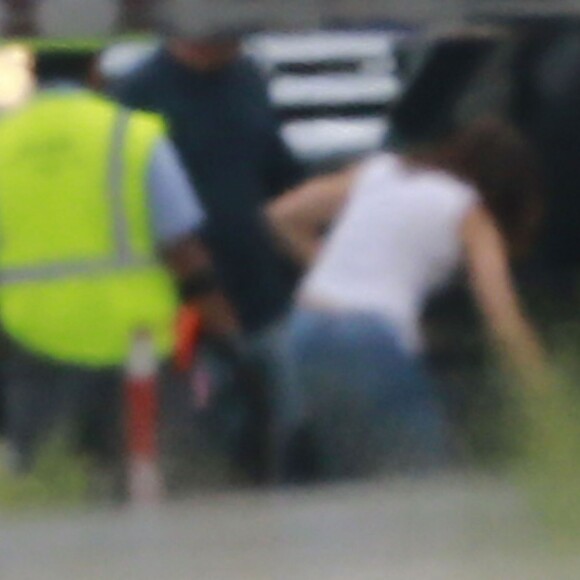 Jennifer Aniston et Justin Theroux, récemment mariés, montent à bord d'un jet privé avec Jason Bateman, sa femme Amanda Anka, Courteney Cox, sa fille Coco et probablement son fiancé Johnny McDaid, le 6 août 2015. Jennifer et Justin vont passer leur lune de miel en Polynésie Française. © CPA / BESTIMAGE06/08/2015 - Los Angeles