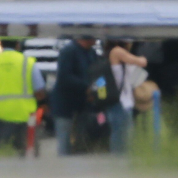 Jennifer Aniston et Justin Theroux, récemment mariés, montent à bord d'un jet privé avec Jason Bateman, sa femme Amanda Anka, Courteney Cox, sa fille Coco et probablement son fiancé Johnny McDaid, le 6 août 2015. Jennifer et Justin vont passer leur lune de miel en Polynésie Française. © CPA / BESTIMAGE06/08/2015 - Los Angeles