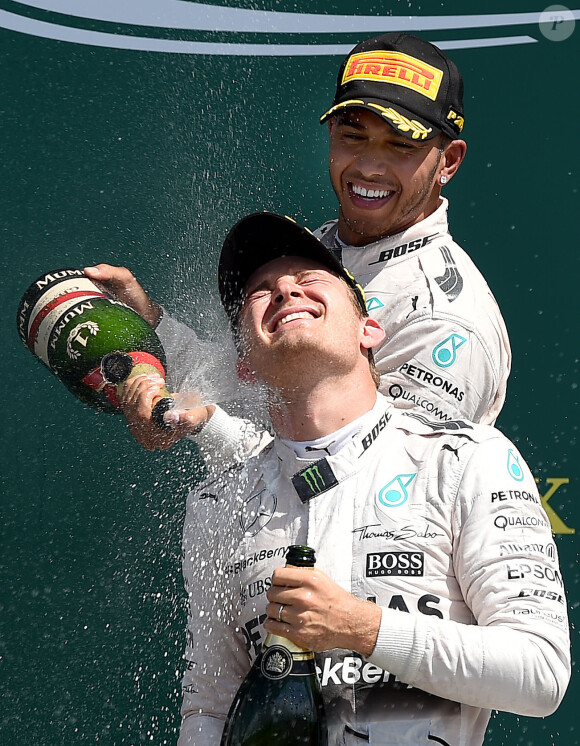 Lewis Hamilton et Nico Rosberg sur le podium du Grand Prix de Grande-Bretagne à Silverstone, le 5 juillet 2015