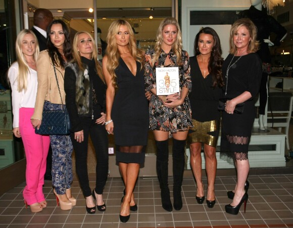 Paris Hilton, Nicky Hilton, Kim Richards, Kyle Richards, Kathy Hilton - Nicky Hilton en dédicace de livre "365 Styles" à Beverly Hills. Le 21 octobre 2014 