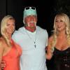Jennifer McDaniel, Hulk Hogan et Brooke Hogan lors des 58 ans de Hulk au Cafeina Lounge de Miami le 11 août 2011