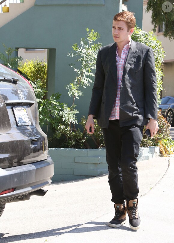 Hayden Christensen se promène dans les rues de Studio City. L'acteur devrait bientôt retourner sur les plateaux de tournage pour le film "Marco Polo". Le 3 mai 2015  P  