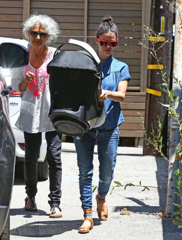 Rachel Bilson à la sortie de chez le coiffeur avec sa mère Janice et sa fille Briar Rose à Beverly Hills, le 17 juillet 2015  