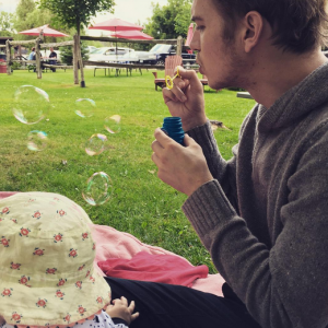 Rachel Bilson a ajouté une photo de son mari et leur fille sur son compte Instagram / août 2015